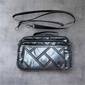 Lug scoop crossbody black.
